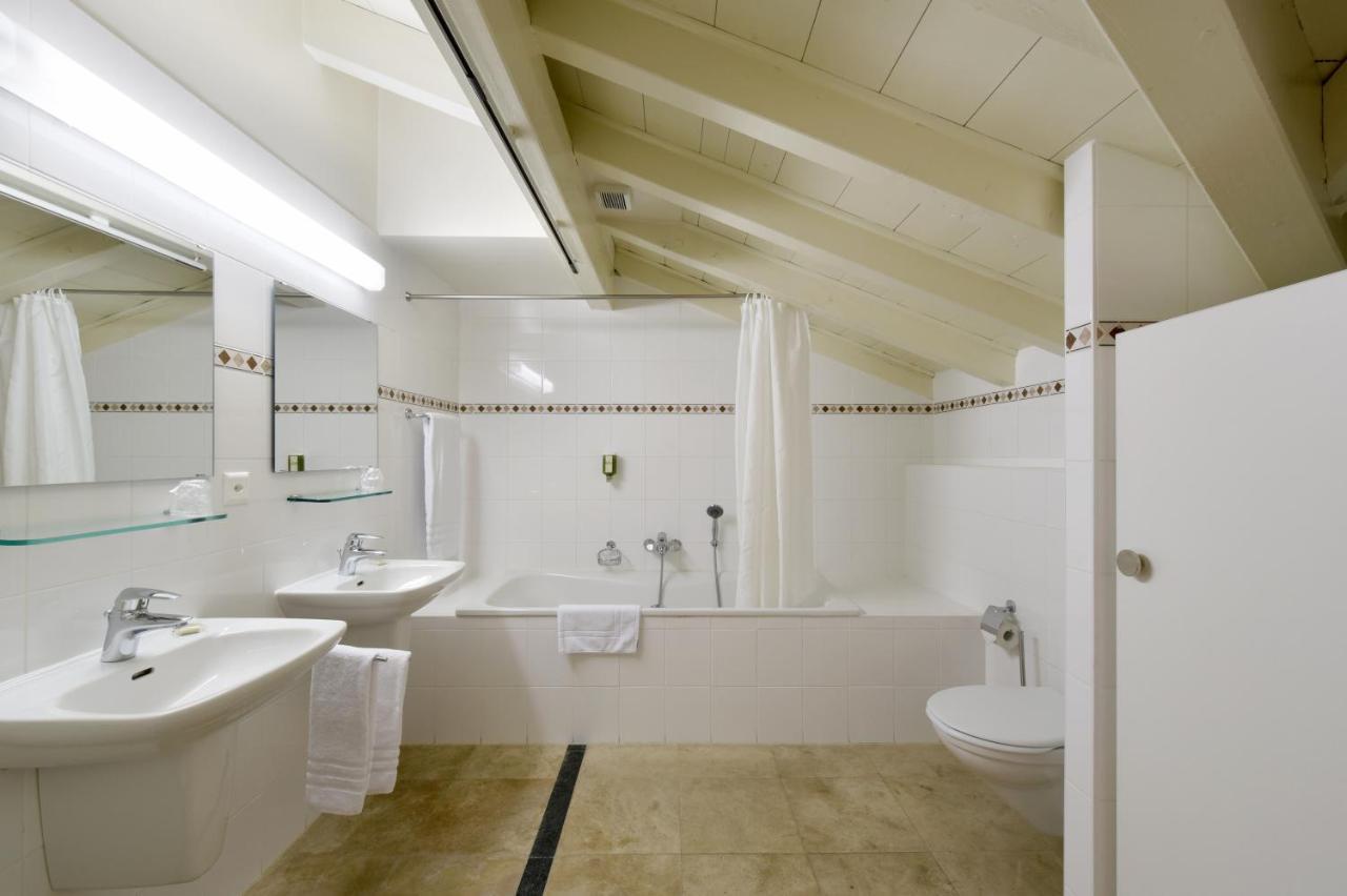 L'Hotel By Hostellerie Du Chateau Роле Екстериор снимка