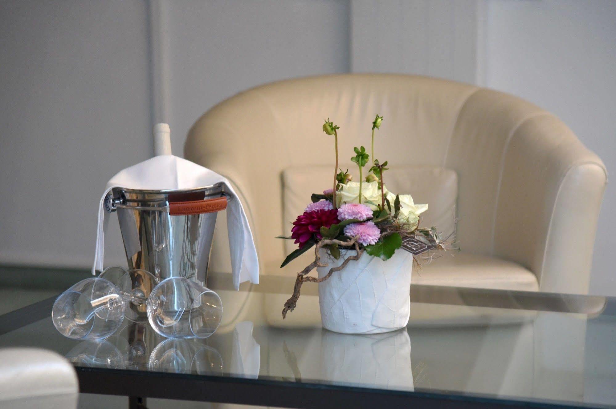 L'Hotel By Hostellerie Du Chateau Роле Екстериор снимка
